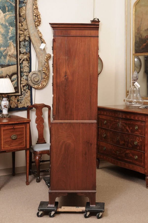 English 19th Century Mahogany Chest on Chest with Rosewood Crossbanding and Canted Sides - Image 15