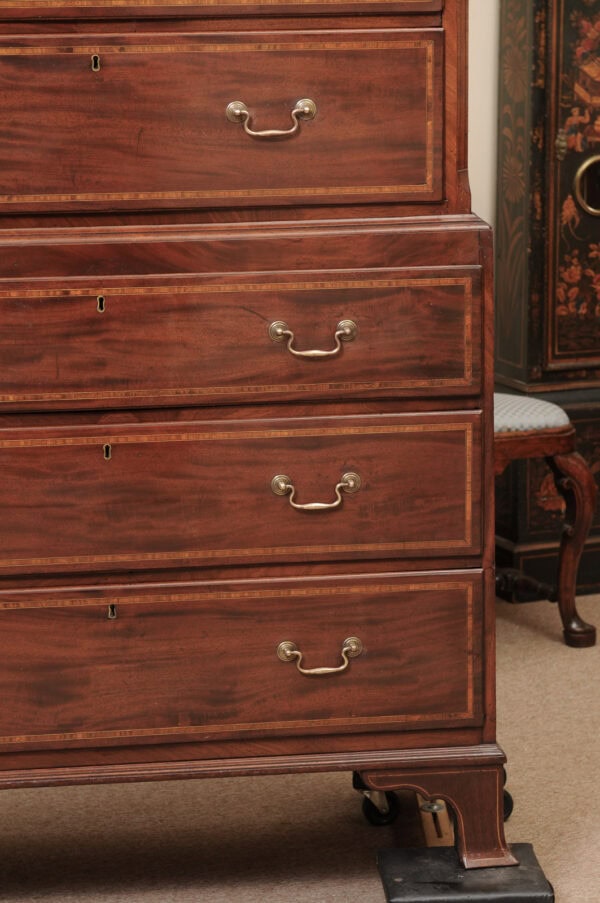 English 19th Century Mahogany Chest on Chest with Rosewood Crossbanding and Canted Sides - Image 18