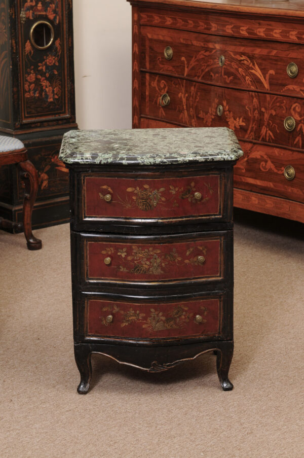 Pair of 18th Century Continental Chinoiserie Decorated Commodini with Green Marble Tops - Image 5