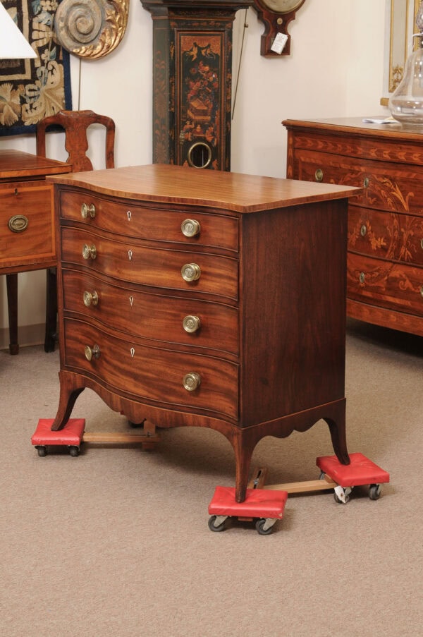 English Fine George III Serpentine Chest in Mahogany with Splayed Legs, Early 19th Century - Image 13