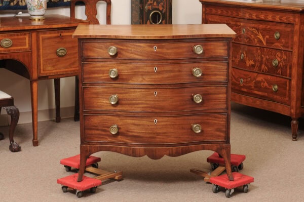English Fine George III Serpentine Chest in Mahogany with Splayed Legs, Early 19th Century - Image 14
