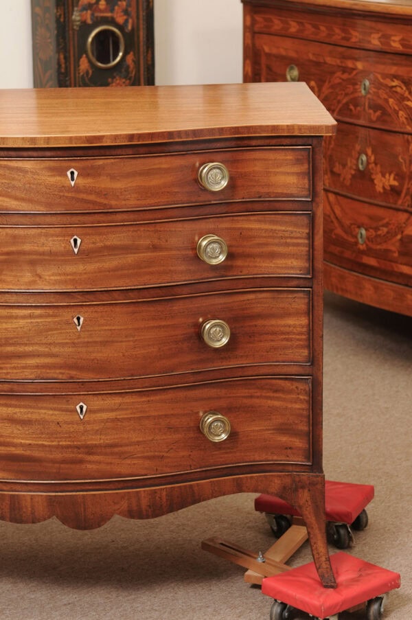 English Fine George III Serpentine Chest in Mahogany with Splayed Legs, Early 19th Century - Image 15