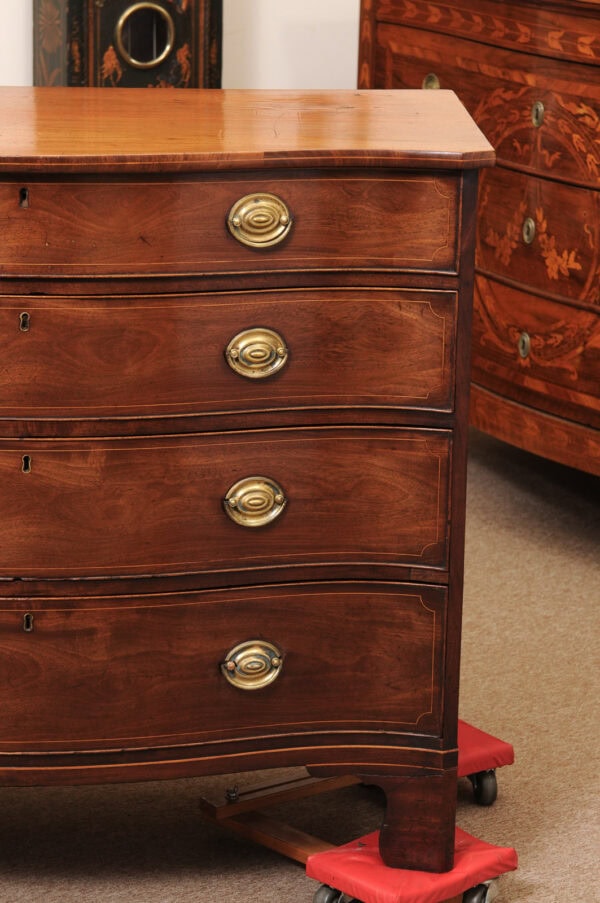 19th Century English Mahogany Serpentine Chest of Drawers with 4 Drawers - Image 14