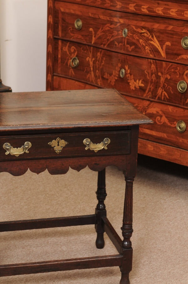 English 18th Century Oak Side Table with 1 Drawer, Fluted Legs and Box Stretcher - Image 14