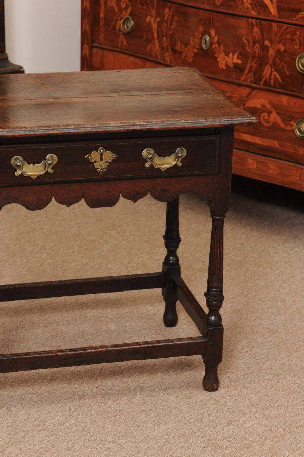 English 18th Century Oak Side Table with 1 Drawer, Fluted Legs and Box Stretcher - Image 15