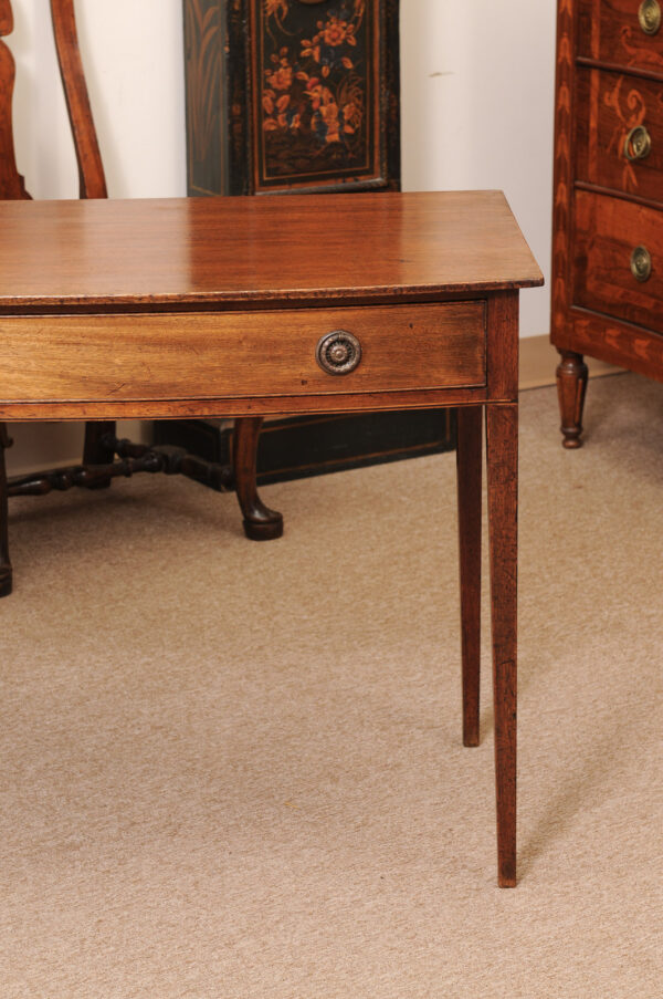 George III English Bowfront Writing Table in Mahogany with Square Tapering Legs, Early 19th Century - Image 14