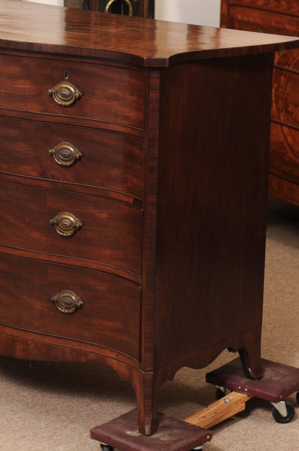 George III English Mahogany Serpentine Chest with Splayed Feet, Early 19th Century - Image 14