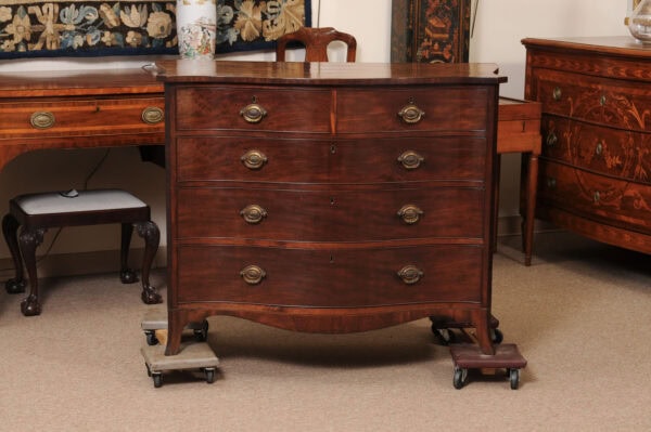 George III English Mahogany Serpentine Chest with Splayed Feet, Early 19th Century - Image 15