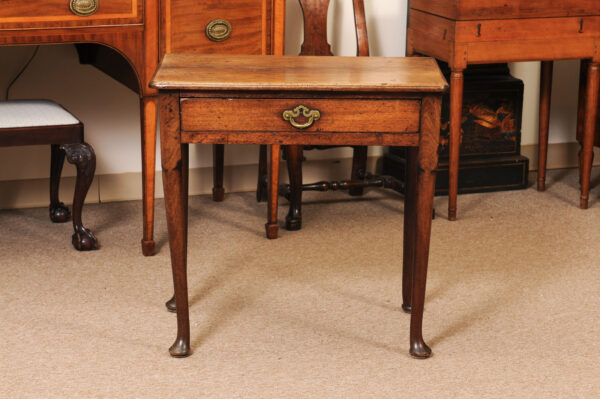 Early 18th Century Queen Anne Walnut Side Table with 1 Drawer and Pad Feet - Image 13