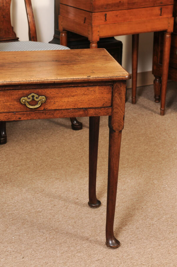 Early 18th Century Queen Anne Walnut Side Table with 1 Drawer and Pad Feet - Image 14