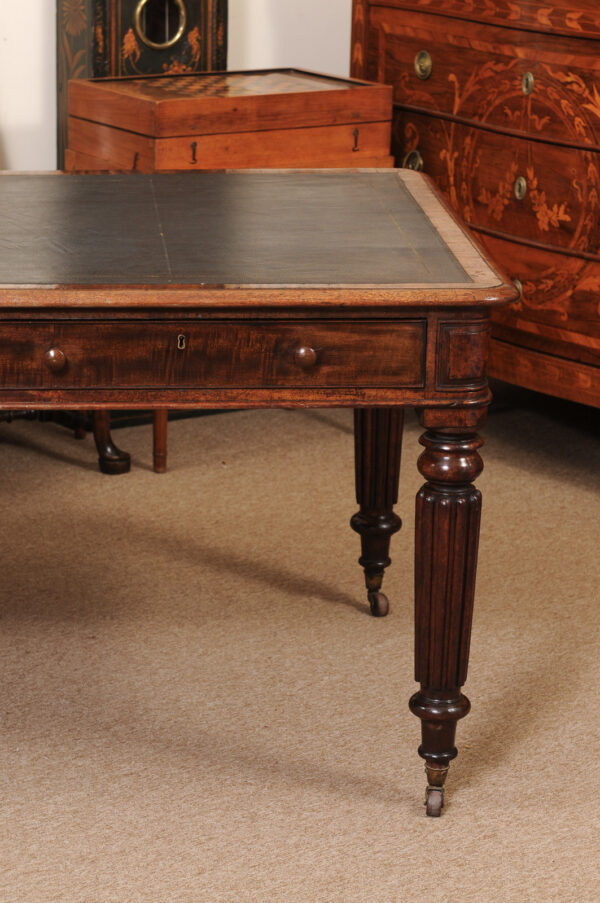 Early 19th Century George III Mahogany Partner's Writing Table with Black Leather Top, 4 Drawers and Reeded Legs - Image 15
