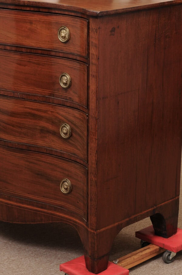 English 19th Century Mahogany Serpentine Chest with String Inlay and 5 Drawers - Image 13
