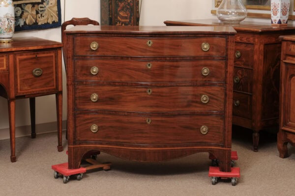 English 19th Century Mahogany Serpentine Chest with String Inlay and 5 Drawers - Image 14