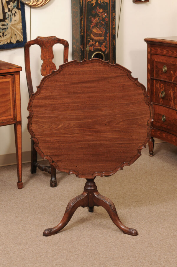 18th Century George III Piecrust Tilt Top Table in Mahogany with Tripod Base and Pad Feet - Image 14