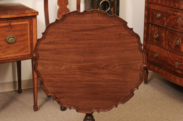 18th Century George III Piecrust Tilt Top Table in Mahogany with Tripod Base and Pad Feet - Image 15