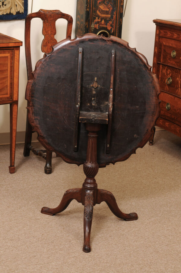 18th Century George III Piecrust Tilt Top Table in Mahogany with Tripod Base and Pad Feet - Image 16