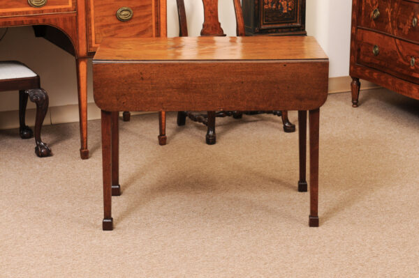 English 18th Century Chippendale Mahogany Pembroke Table with Drawer, Drop Leaves and Block Feet - Image 7