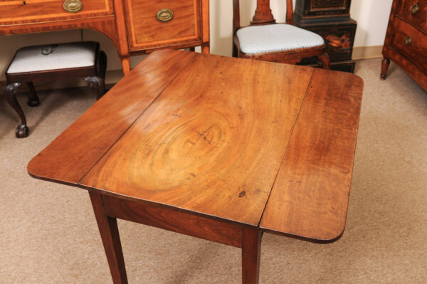 English 18th Century Chippendale Mahogany Pembroke Table with Drawer, Drop Leaves and Block Feet - Image 11