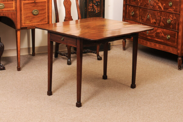 English 18th Century Chippendale Mahogany Pembroke Table with Drawer, Drop Leaves and Block Feet - Image 15