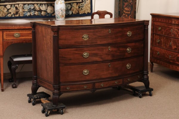 Fine English Mahogany Chest in the Manner of Gillows with Rosewood and Satinwood Cross-banding, Complemented by Flanking Reeded Columns that Terminate at the feet, Early 19th Century - Image 3