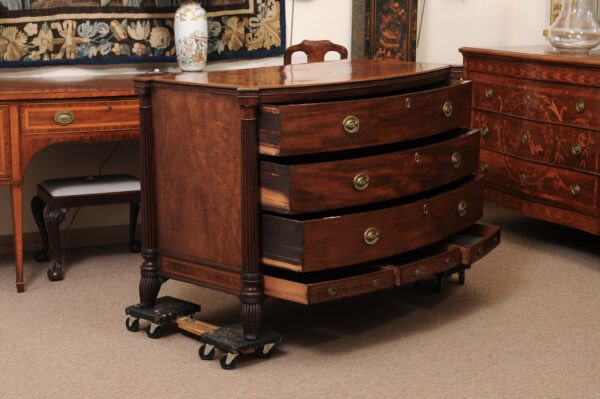 Fine English Mahogany Chest in the Manner of Gillows with Rosewood and Satinwood Cross-banding, Complemented by Flanking Reeded Columns that Terminate at the feet, Early 19th Century - Image 4