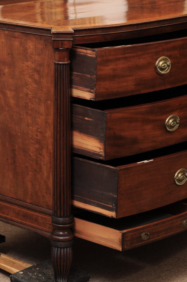 Fine English Mahogany Chest in the Manner of Gillows with Rosewood and Satinwood Cross-banding, Complemented by Flanking Reeded Columns that Terminate at the feet, Early 19th Century - Image 5