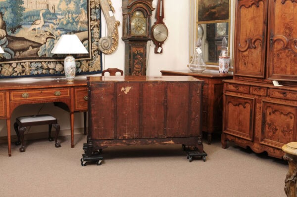 Fine English Mahogany Chest in the Manner of Gillows with Rosewood and Satinwood Cross-banding, Complemented by Flanking Reeded Columns that Terminate at the feet, Early 19th Century - Image 9