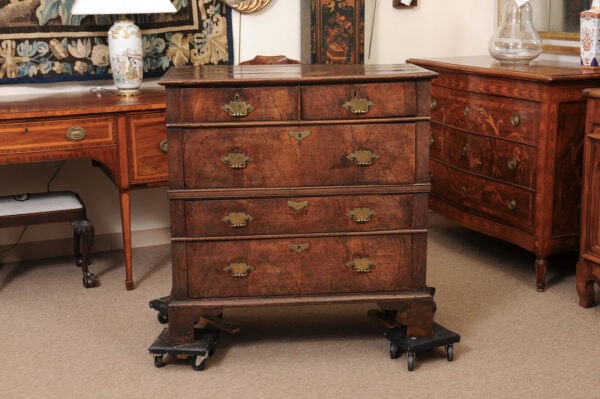 English Early 18th Century Walnut and Oak Chest with 5 Drawers and Bracket Feet - Image 13