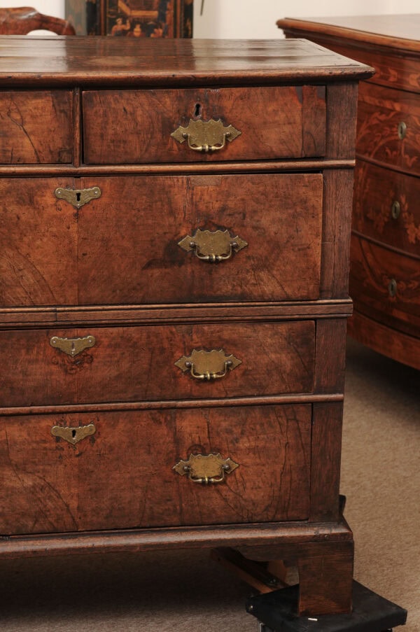 English Early 18th Century Walnut and Oak Chest with 5 Drawers and Bracket Feet - Image 14