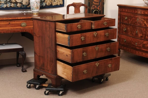 English Early 18th Century Walnut Chest with String Inlay and Bracket Feet - Image 4