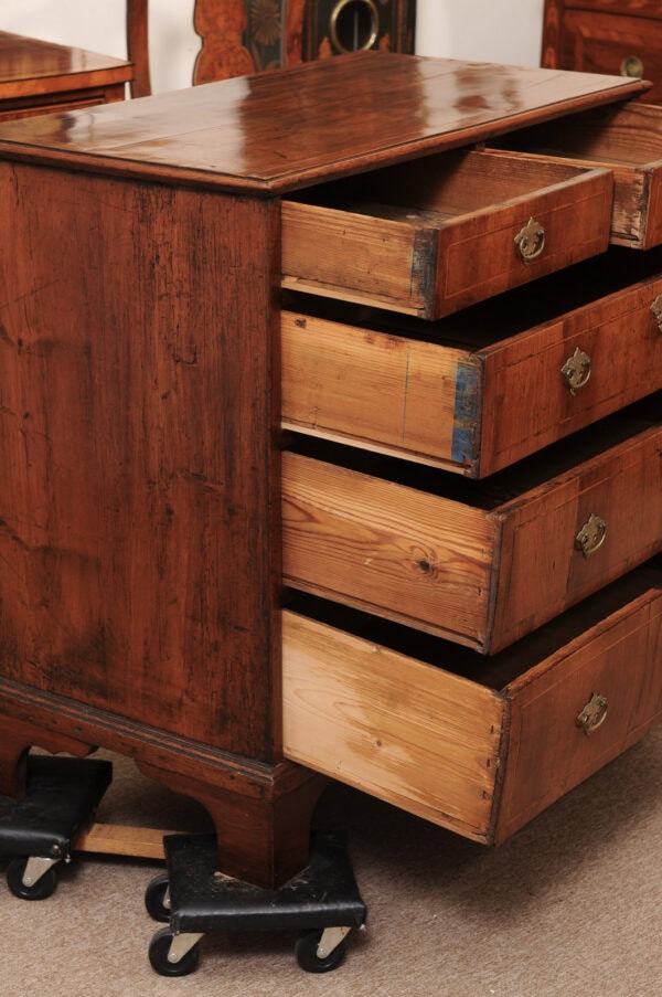 English Early 18th Century Walnut Chest with String Inlay and Bracket Feet - Image 5