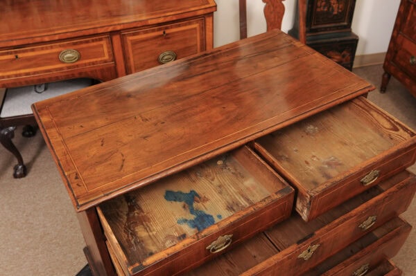 English Early 18th Century Walnut Chest with String Inlay and Bracket Feet - Image 6