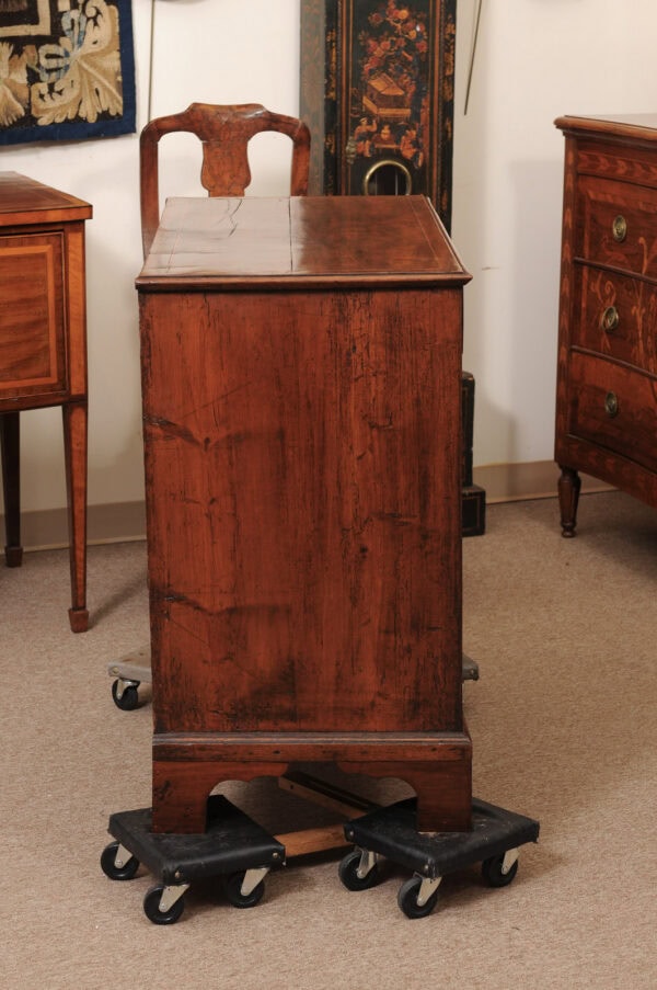 English Early 18th Century Walnut Chest with String Inlay and Bracket Feet - Image 7
