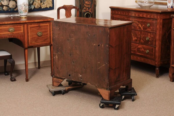 English Early 18th Century Walnut Chest with String Inlay and Bracket Feet - Image 8