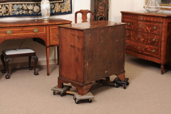 English Early 18th Century Walnut Chest with String Inlay and Bracket Feet - Image 10