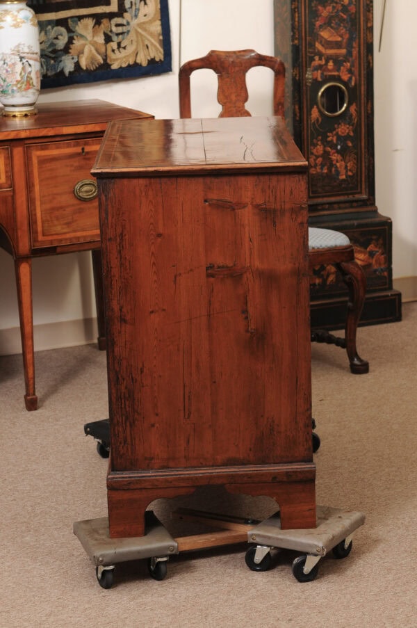English Early 18th Century Walnut Chest with String Inlay and Bracket Feet - Image 11