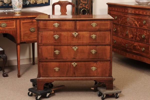 English Early 18th Century Walnut Chest with String Inlay and Bracket Feet - Image 13