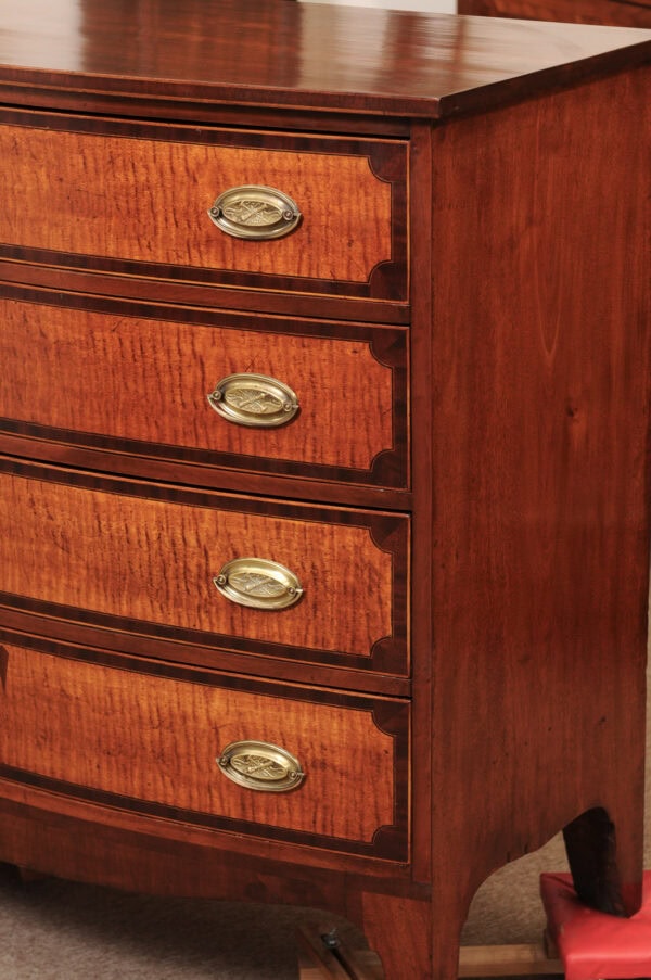 American Early 19th Century Federal Bowfront Chest in Mahogany and Maple - Image 13