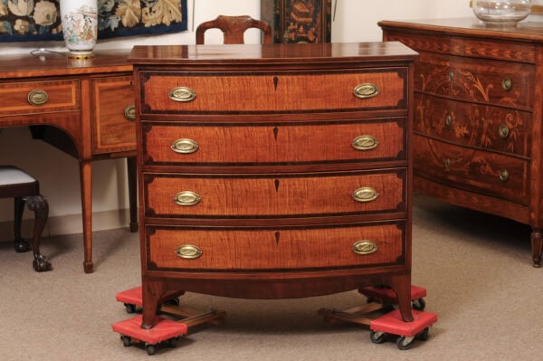 American Early 19th Century Federal Bowfront Chest in Mahogany and Maple - Image 14