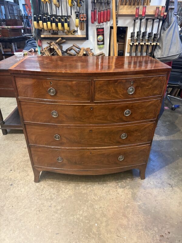 English 19th Century Bowfront Chest in Figured Mahogany and 5 Drawers