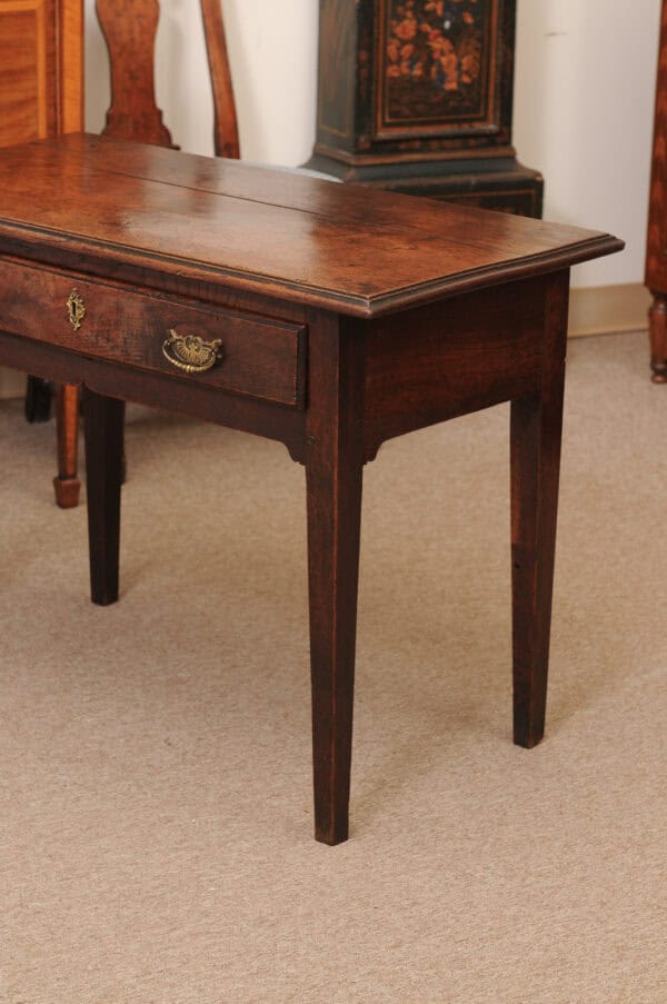 English Georgian 18th Century Oak Side Table with 1 Drawer and Square Tapered Legs - Image 13