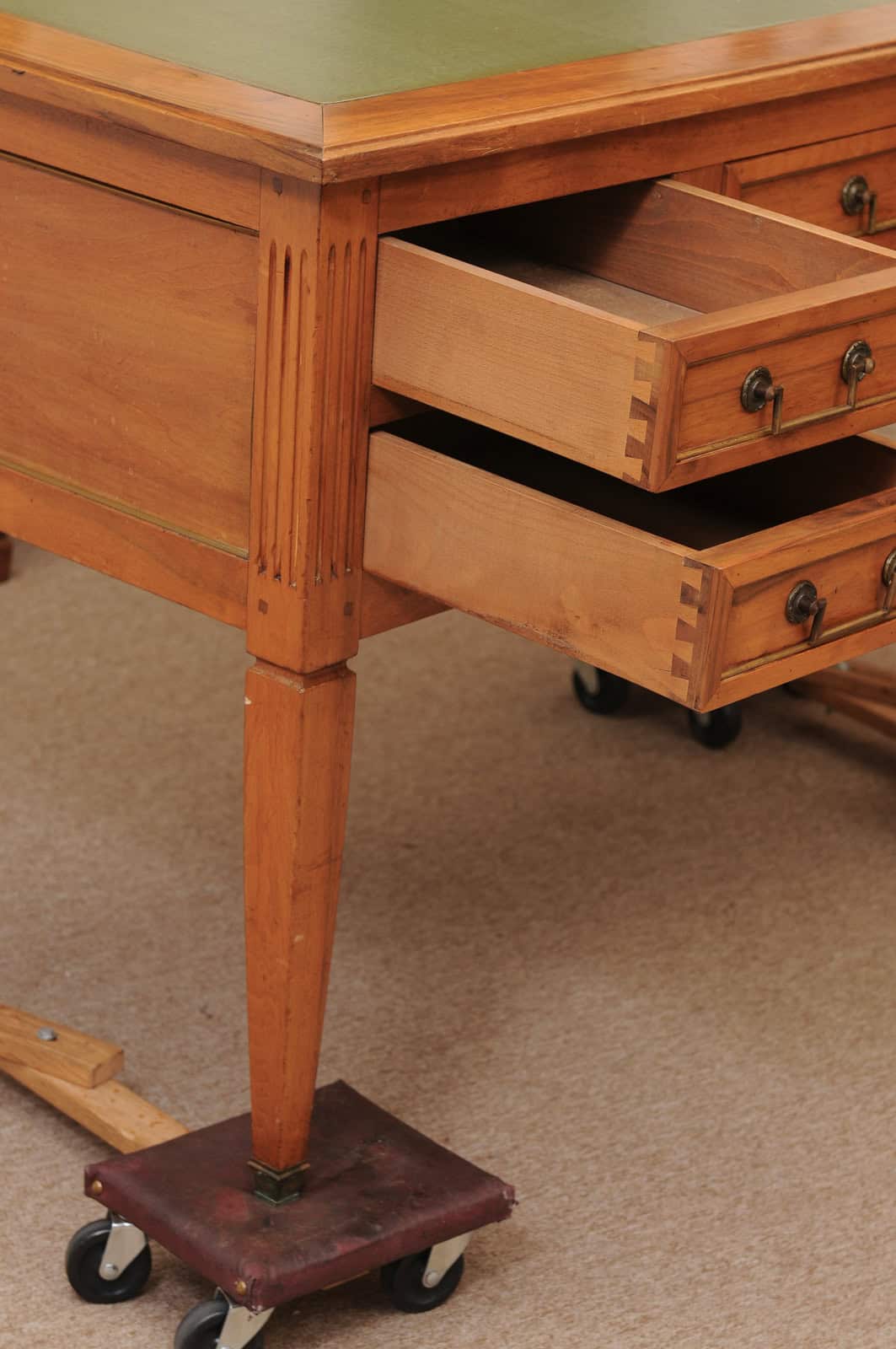 French Louis XVI Style Walnut Writing Table with Green Leather Top, 4 Drawers and Slide, 20th Century - Image 6