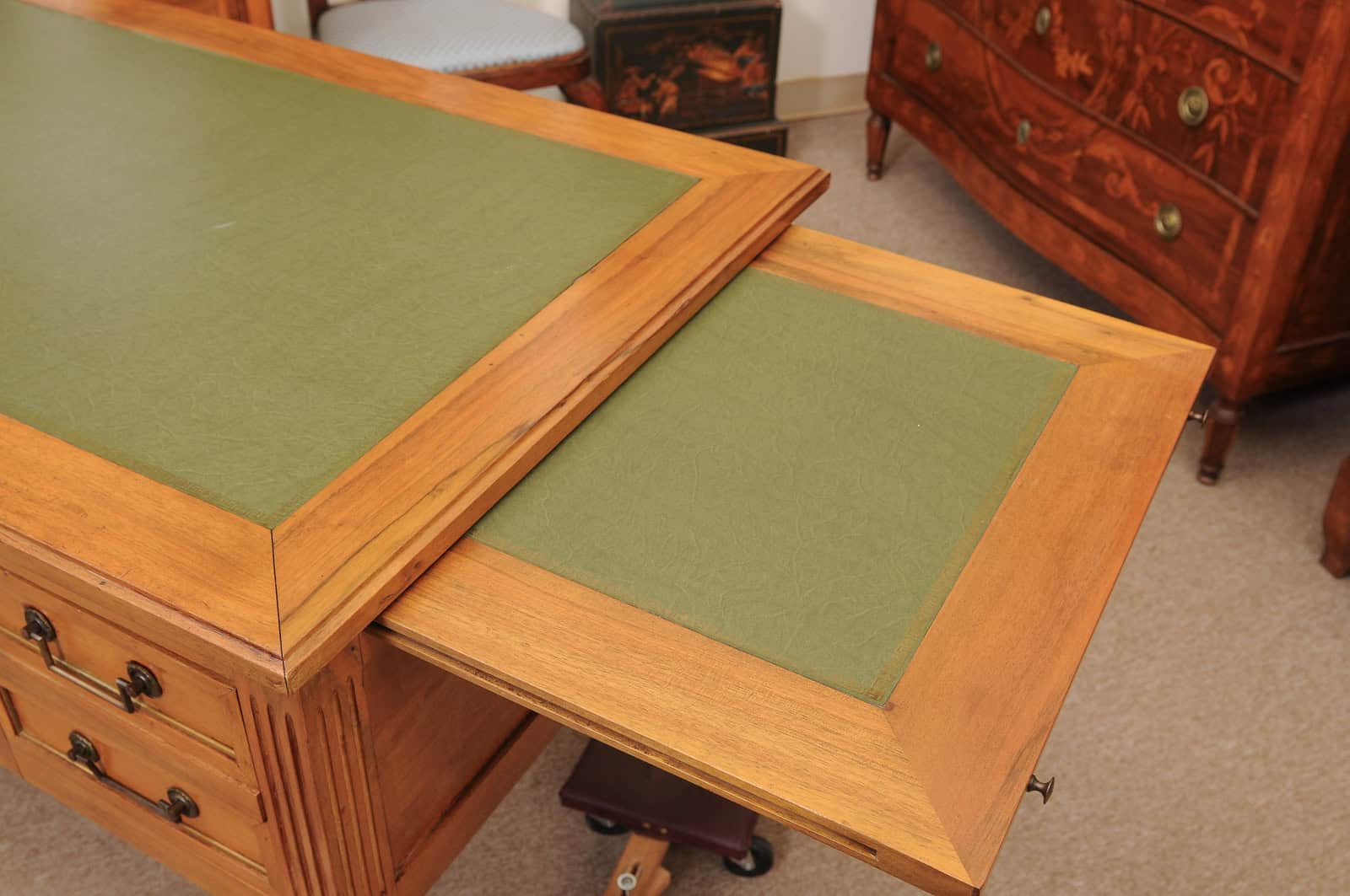 French Louis XVI Style Walnut Writing Table with Green Leather Top, 4 Drawers and Slide, 20th Century - Image 15