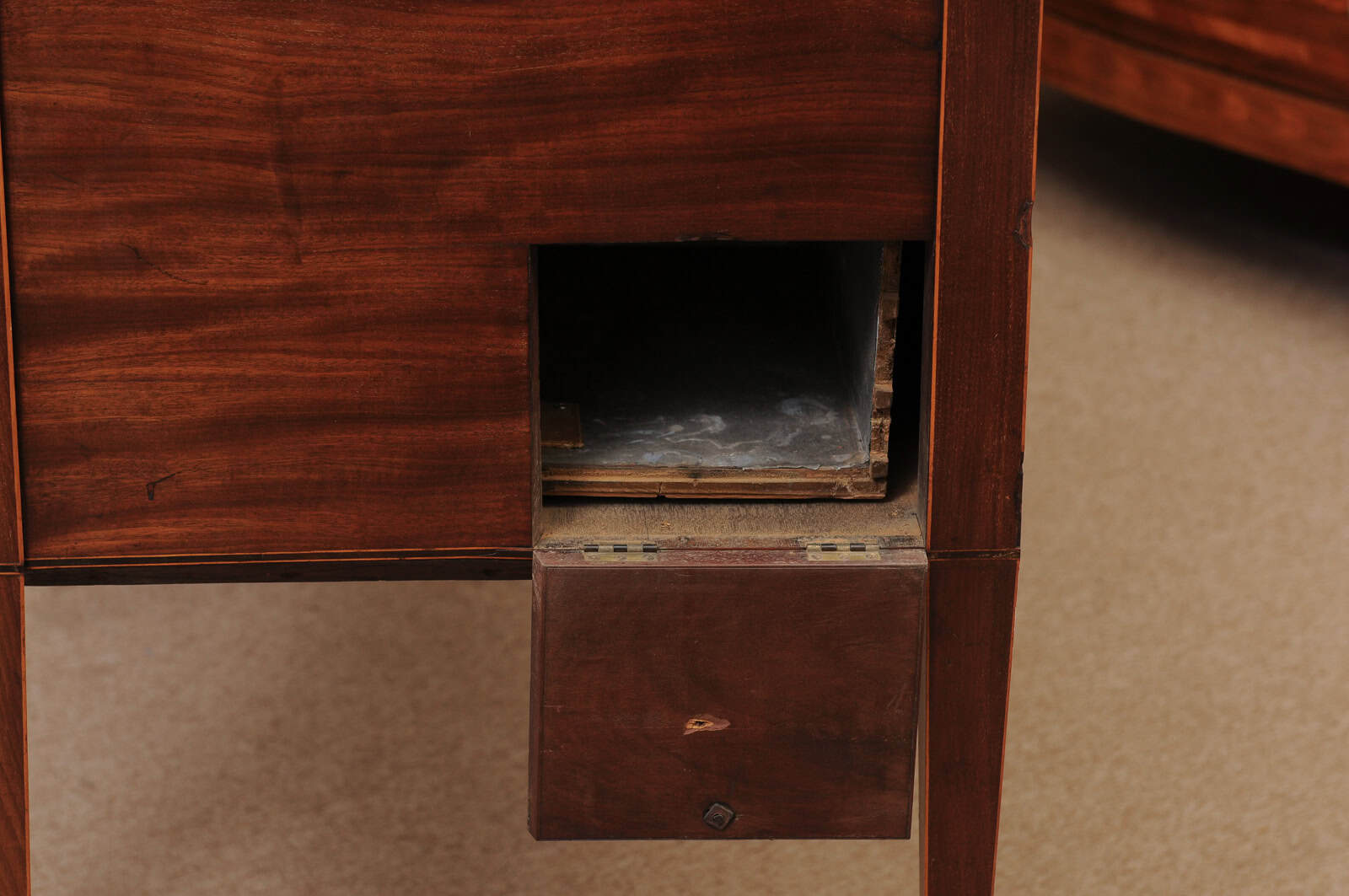 Early 19th Century George IV Mahogany Sideboard with Crossbanding and Reeded Rounded Legs - Image 16
