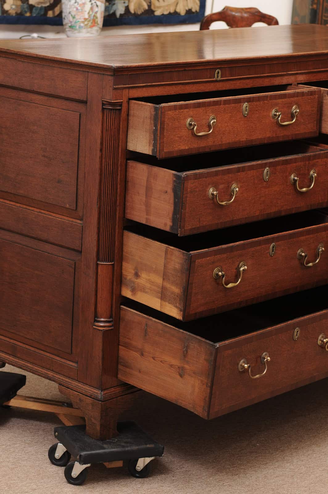 English Early 19th Century Oak Mules Chest with 7 Crossbanded Drawers, and Flanking Column Detail - Image 5