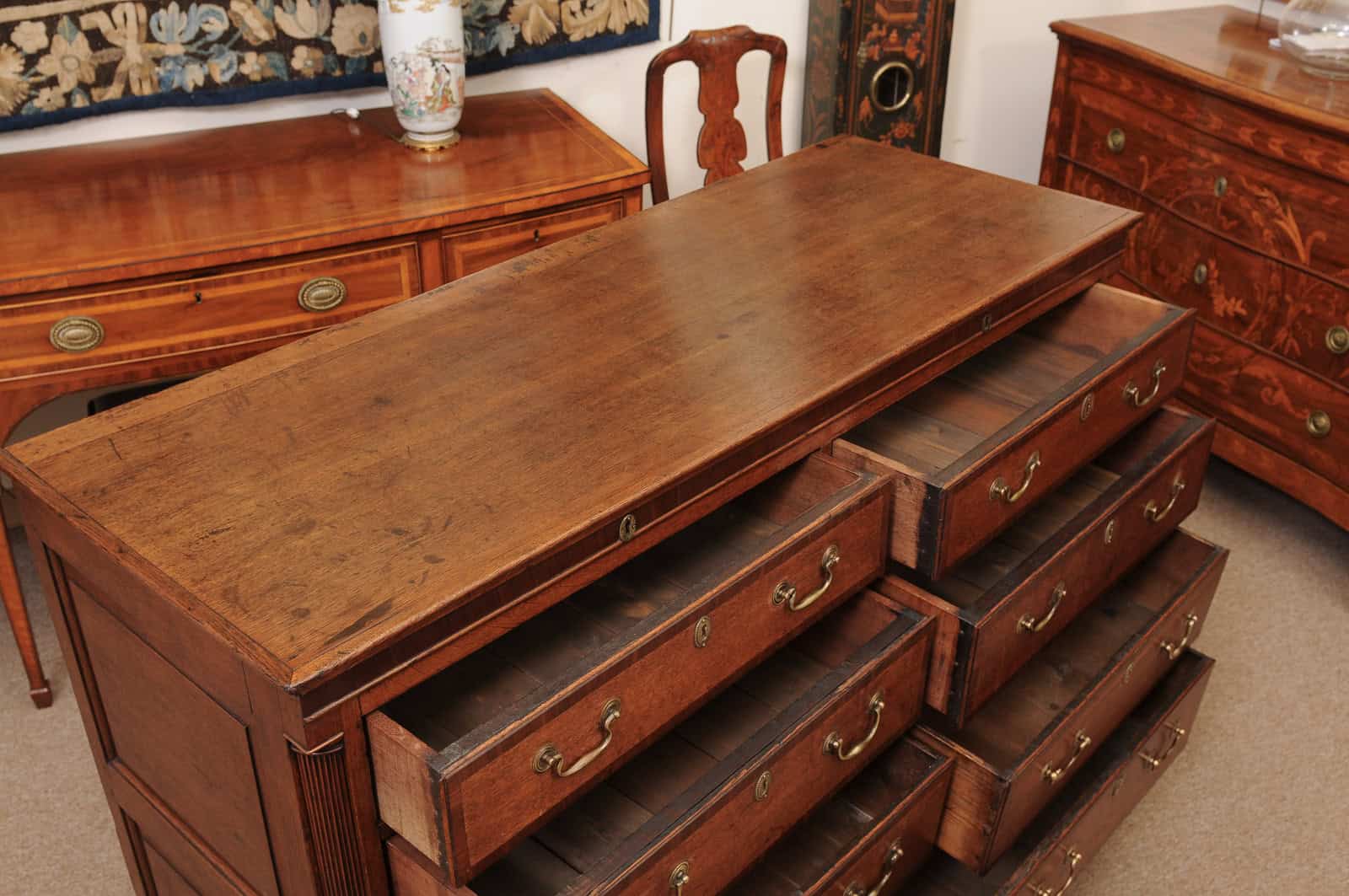 English Early 19th Century Oak Mules Chest with 7 Crossbanded Drawers, and Flanking Column Detail - Image 6