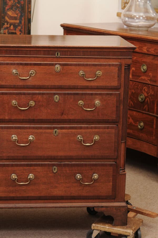 English Early 19th Century Oak Mules Chest with 7 Crossbanded Drawers, and Flanking Column Detail - Image 14