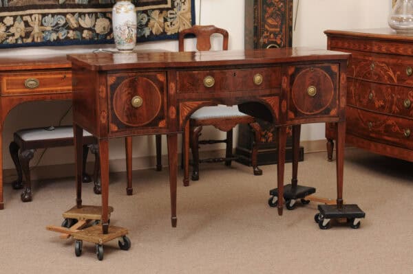 English Late 18th Century George III Serpentine Sideboard with Rosewood Crossbanding - Image 3