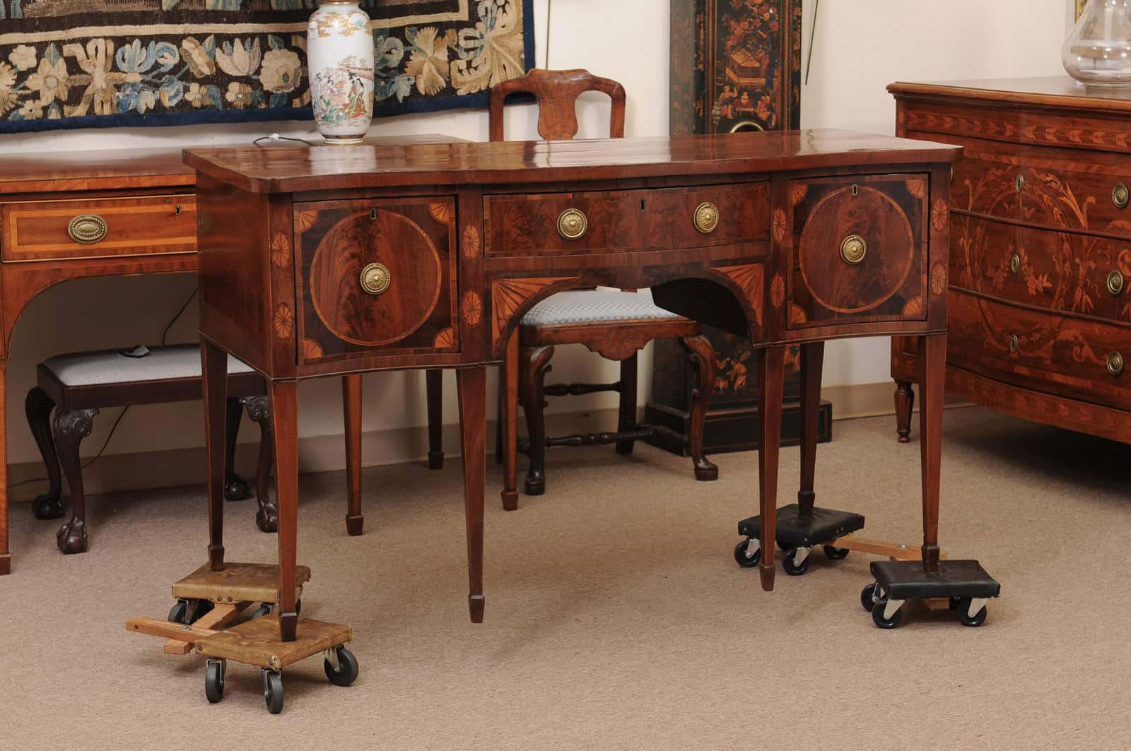 English Late 18th Century George III Serpentine Sideboard with Rosewood Crossbanding - Image 3