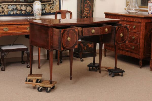 English Late 18th Century George III Serpentine Sideboard with Rosewood Crossbanding - Image 4